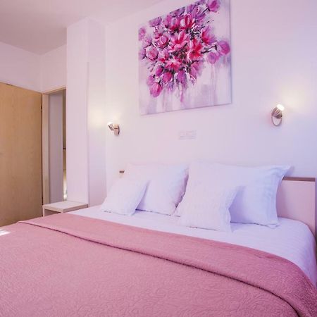 Apartman Madlen Cres Exteriör bild